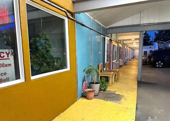Gray Plaza Motel